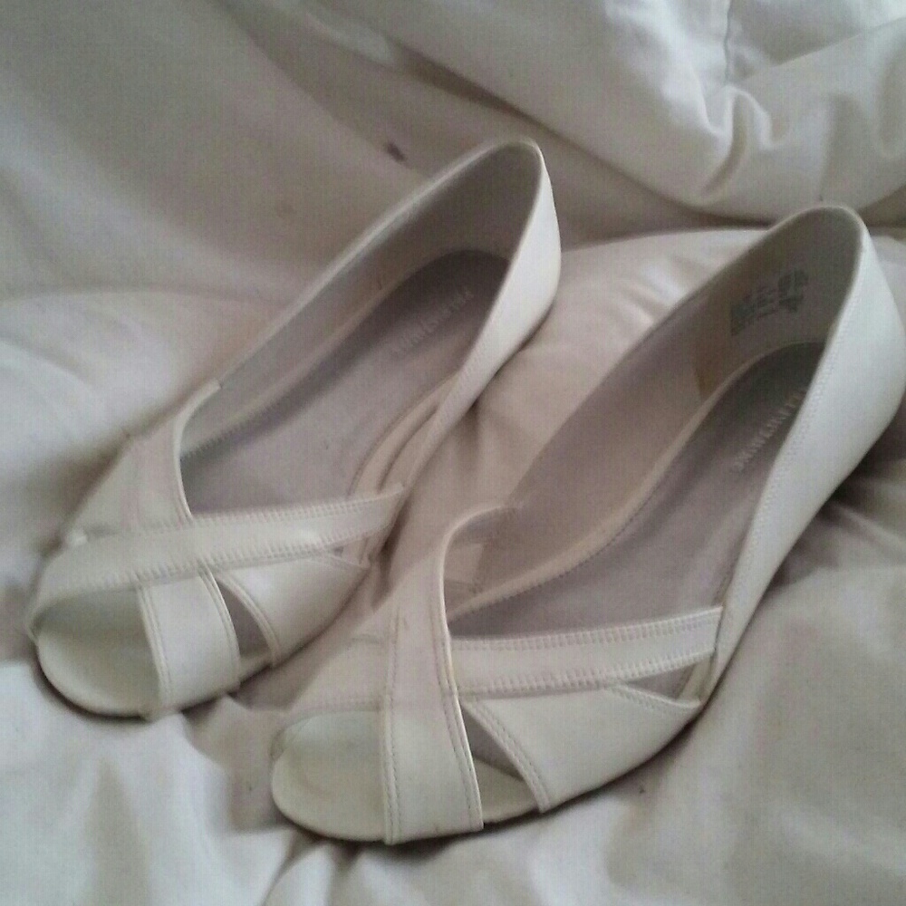 White peep toed wedges